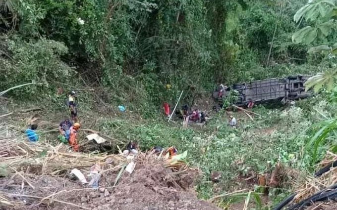 Murieron 10 venezolanos tras caer autobús por un barranco en Colombia