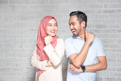 Menikah dengan mantan pacar, itu biasa. Teman tapi menikah, juga wajar. Menikah dengan mantan suami? Inilah gaya hidup, bisa dikatakan pilihan hidup yang unik. Bisakah jatuh cinta lagi dengan orang yang sama, dengan perasaan yang sama untuk kedua kalinya?  Kakak perempuan saya, yang bertugas di catatan sipil -yang selalu disodorkan berkas pernikahan, kelahiran, juga perceraian- sering mendatangkan cerita-cerita unik. Kakak saya tidak pernah penasaran dengan urusan pernikahan atau kelahiran. Mengapa orang menikah? Mengapa orang melahirkan? Tampaknya, alasannya manusiawi saja.  Mengapa lantas orang bercerai? Nah, inilah yang menjadi "pengetahuan" lain dalam hidup.  Diantara ribuan berkas yang masuk dan keluar itu, ada kisah perceraian yang unik. Ada pasangan suami istri, yang baru menikah 3 tahun dan masih saling mencintai, dipaksa bercerai karena tidak ingin ribut dengan mertua. Mereka sepakat untuk rujuk lagi setelah mertuanya tiada.  Ah, cerita ini mengada-ada kan? Tapi kakak saya meyakinkan lagi dengan tambahan ceritanya.  Meski suami istri itu mengajukan cerai, namun cincin pernikahannya masih melekat erat di jari-jari mereka. Keduanya saling berpegangan tangan dan saling menangis kala surat cerai sudah didapatkannya.  Pernah, dalam kejadian yang lain, seorang istri datang untuk mengurus akta pernikahan.  Sembari menulis-nulis, sang istri itu bertanya, "Apakah mantan suami saya sudah menikah lagi, mbak? Atas nama ini ..."  "Memang saya harus tahu semuanya, bu?" Gumam kakak saya sambil mengernyitkan alisnya.  Ketika kakak saya menanyakan latarbelakang perceraiannya dulu, sang mantan istri yang jelita itu menjelaskan bahwa suaminya melakukan kekerasan dalam rumah tangga. Ia memilih berpisah namun cintanya tidak ikut dilepas. Di antara sadarnya, wanita ini masih berpikir waras bahwa cintanya tak bisa menyelamatkannya dari kekerasan-kekerasan itu. Ah, sedih juga.  Wanita itu lalu bercerita begitu banyaknya, sebab ia tak memiliki "telinga" yang bisa dipinjamnya sejenak. Jika ia bercerita pada keluarga perihal kekerasan itu, hubungannya dengan suami bisa jadi hancur berantakan.  Bukannya perceraian itu juga kehancuran? Tidak, menurutnya. Ia masih bisa menghubungi suaminya, mengingatkan suaminya untuk sarapan, bekerja, dan memperbaiki diri. Jika masih serumah dan menjadi suami istri, sang suami mungkin dengan cepat berganti wajah -berganti amarah.  Perceraian itu mungkin baik bagi sebagian orang. Perceraian itu mungkin jeda buat seseorang. Namun, perceraian itu diyakini agar tidak terjadi pada pasangan yang sudah menikah. Pernikahan yang dibangun susah payah, menyatukan banyak hati, menerima perbedaan, dan menghargai adalah perjalanan yang tidak sebentar.  Perceraian memiliki efek luar biasa dalam mengubah hidup seseorang. Menghadapi perceraian juga bukanlah hal mudah. Psikologi dan kognitif seseorang dapat terganggu. Apapun bentuknya dan bagaimanapun akhirnya, perceraian itu tidak gampang.  Banyak orang yang ingin segera menikah, dinikahi, atau menikahi. Namun, langkah pernikahan tidak bisa diburu, dikejar, atau dilambat-lambatkan. Kita tidak bisa meminta pada matahari untuk tambahkan sinarnya. Juga tidak bisa memaksa hujan untuk segera menghentikan derasnya. Semuanya punya porsinya masing-masing. Termasuk soal cinta dan pilihan.  Menikah lagi dengan mantan suami apakah bisa membuat kesalahan dahulu tak terulang lagi? Mungkin saja.  Penyanyi Tata Janeeta kembali melangsungkan pernikahan dengan mantan suaminya, Mehdi Zati. Pria asal Iran ini kembali mempersunting wanita kelahiran Bandung.  Sebelumnya, Tata dan Mehdi Zati pernah menikah secara diam-diam. Pernikahan pertama mereka hanya berumur 3 tahun.  Awal tahun 2017 lalu, terkuak bahtera rumah tangga Tata dan Mehdi Zati telah berakhir. Bukan hanya itu, Tata Janeeta menyebutkan bahwa Mehdi menceraikannya hanya lewat pesan WhatsApp.  Kisah menikah lagi dengan mantan suami juga pernah dilalui pasangan suami istri dari kalangan artis lainnya. Teuku Ryan dan Vira Yuniar pernah bercerai pada 2 Januari 2010 silam. Setahun setelah perpisahan itu, pada tahun 2011 keduanya memutuskan untuk bersatu kembali.  Kini terhitung sudah 13 tahun mereka mengalami pasang surut pernikahan. Mereka pun kembali mesra dan bahagia dengan dua buah hati mereka.  Ada yang belum selesai dalam diri suami istri yang menikah kembali setelah bercerai. Apakah itu? Entahlah, bisa jadi cinta, perasaan, anak, atau yang paling misterius adalah jodoh. Jodoh itu tak mungkin jauh-jauh. Akan datang dalam bentuk-bentuk lain yang tidak pernah terprediksi.  Jika perceraian adalah sebuah jeda, mungkin tak perlu disahkan. Tak perlu ada akta perceraian, sebab tak ada satu pun yang setuju atau menyetujui perceraian itu.Menikah dengan mantan pacar, itu biasa. Teman tapi menikah, juga wajar. Menikah dengan mantan suami? Inilah gaya hidup, bisa dikatakan pilihan hidup yang unik. Bisakah jatuh cinta lagi dengan orang yang sama, dengan perasaan yang sama untuk kedua kalinya?  Kakak perempuan saya, yang bertugas di catatan sipil -yang selalu disodorkan berkas pernikahan, kelahiran, juga perceraian- sering mendatangkan cerita-cerita unik. Kakak saya tidak pernah penasaran dengan urusan pernikahan atau kelahiran. Mengapa orang menikah? Mengapa orang melahirkan? Tampaknya, alasannya manusiawi saja.  Mengapa lantas orang bercerai? Nah, inilah yang menjadi "pengetahuan" lain dalam hidup. Diantara ribuan berkas yang masuk dan keluar itu, ada kisah perceraian yang unik. Ada pasangan suami istri, yang baru menikah 3 tahun dan masih saling mencintai, dipaksa bercerai karena tidak ingin ribut dengan mertua. Mereka sepakat untuk rujuk lagi setelah mertuanya tiada.  Ah, cerita ini mengada-ada kan? Tapi kakak saya meyakinkan lagi dengan tambahan ceritanya. Meski suami istri itu mengajukan cerai, namun cincin pernikahannya masih melekat erat di jari-jari mereka. Keduanya saling berpegangan tangan dan saling menangis kala surat cerai sudah didapatkannya.  Pernah, dalam kejadian yang lain, seorang istri datang untuk mengurus akta pernikahan. Sembari menulis-nulis, sang istri itu bertanya, "Apakah mantan suami saya sudah menikah lagi, mbak? Atas nama ini ..." "Memang saya harus tahu semuanya, bu?" Gumam kakak saya sambil mengernyitkan alisnya.  Ketika kakak saya menanyakan latarbelakang perceraiannya dulu, sang mantan istri yang jelita itu menjelaskan bahwa suaminya melakukan kekerasan dalam rumah tangga. Ia memilih berpisah namun cintanya tidak ikut dilepas. Di antara sadarnya, wanita ini masih berpikir waras bahwa cintanya tak bisa menyelamatkannya dari kekerasan-kekerasan itu. Ah, sedih juga.  Wanita itu lalu bercerita begitu banyaknya, sebab ia tak memiliki "telinga" yang bisa dipinjamnya sejenak. Jika ia bercerita pada keluarga perihal kekerasan itu, hubungannya dengan suami bisa jadi hancur berantakan.  Bukannya perceraian itu juga kehancuran? Tidak, menurutnya. Ia masih bisa menghubungi suaminya, mengingatkan suaminya untuk sarapan, bekerja, dan memperbaiki diri. Jika masih serumah dan menjadi suami istri, sang suami mungkin dengan cepat berganti wajah -berganti amarah.  Perceraian itu mungkin baik bagi sebagian orang. Perceraian itu mungkin jeda buat seseorang. Namun, perceraian itu diyakini agar tidak terjadi pada pasangan yang sudah menikah. Pernikahan yang dibangun susah payah, menyatukan banyak hati, menerima perbedaan, dan menghargai adalah perjalanan yang tidak sebentar.  Perceraian memiliki efek luar biasa dalam mengubah hidup seseorang. Menghadapi perceraian juga bukanlah hal mudah. Psikologi dan kognitif seseorang dapat terganggu. Apapun bentuknya dan bagaimanapun akhirnya, perceraian itu tidak gampang.  Banyak orang yang ingin segera menikah, dinikahi, atau menikahi. Namun, langkah pernikahan tidak bisa diburu, dikejar, atau dilambat-lambatkan. Kita tidak bisa meminta pada matahari untuk tambahkan sinarnya. Juga tidak bisa memaksa hujan untuk segera menghentikan derasnya. Semuanya punya porsinya masing-masing. Termasuk soal cinta dan pilihan.  Menikah lagi dengan mantan suami apakah bisa membuat kesalahan dahulu tak terulang lagi? Mungkin saja. Penyanyi Tata Janeeta kembali melangsungkan pernikahan dengan mantan suaminya, Mehdi Zati. Pria asal Iran ini kembali mempersunting wanita kelahiran Bandung.  Sebelumnya, Tata dan Mehdi Zati pernah menikah secara diam-diam. Pernikahan pertama mereka hanya berumur 3 tahun.  Awal tahun 2017 lalu, terkuak bahtera rumah tangga Tata dan Mehdi Zati telah berakhir. Bukan hanya itu, Tata Janeeta menyebutkan bahwa Mehdi menceraikannya hanya lewat pesan WhatsApp.  Kisah menikah lagi dengan mantan suami juga pernah dilalui pasangan suami istri dari kalangan artis lainnya. Teuku Ryan dan Vira Yuniar pernah bercerai pada 2 Januari 2010 silam. Setahun setelah perpisahan itu, pada tahun 2011 keduanya memutuskan untuk bersatu kembali.  Kini terhitung sudah 13 tahun mereka mengalami pasang surut pernikahan. Mereka pun kembali mesra dan bahagia dengan dua buah hati mereka. Ada yang belum selesai dalam diri suami istri yang menikah kembali setelah bercerai. Apakah itu? Entahlah, bisa jadi cinta, perasaan, anak, atau yang paling misterius adalah jodoh. Jodoh itu tak mungkin jauh-jauh. Akan datang dalam bentuk-bentuk lain yang tidak pernah terprediksi.   Jika perceraian adalah sebuah jeda, mungkin tak perlu disahkan. Tak perlu ada akta perceraian, sebab tak ada satu pun yang setuju atau menyetujui perceraian itu., Menikah dengan mantan pacar, itu biasa. Teman tapi menikah, juga wajar. Menikah dengan mantan suami? Inilah gaya hidup, bisa dikatakan pilihan hidup yang unik. Bisakah jatuh cinta lagi dengan orang yang sama, dengan perasaan yang sama untuk kedua kalinya?  Kakak perempuan saya, yang bertugas di catatan sipil -yang selalu disodorkan berkas pernikahan, kelahiran, juga perceraian- sering mendatangkan cerita-cerita unik. Kakak saya tidak pernah penasaran dengan urusan pernikahan atau kelahiran. Mengapa orang menikah? Mengapa orang melahirkan? Tampaknya, alasannya manusiawi saja.  Mengapa lantas orang bercerai? Nah, inilah yang menjadi "pengetahuan" lain dalam hidup.  Diantara ribuan berkas yang masuk dan keluar itu, ada kisah perceraian yang unik. Ada pasangan suami istri, yang baru menikah 3 tahun dan masih saling mencintai, dipaksa bercerai karena tidak ingin ribut dengan mertua. Mereka sepakat untuk rujuk lagi setelah mertuanya tiada.  Ah, cerita ini mengada-ada kan? Tapi kakak saya meyakinkan lagi dengan tambahan ceritanya.  Meski suami istri itu mengajukan cerai, namun cincin pernikahannya masih melekat erat di jari-jari mereka. Keduanya saling berpegangan tangan dan saling menangis kala surat cerai sudah didapatkannya.  Pernah, dalam kejadian yang lain, seorang istri datang untuk mengurus akta pernikahan.  Sembari menulis-nulis, sang istri itu bertanya, "Apakah mantan suami saya sudah menikah lagi, mbak? Atas nama ini ..."  "Memang saya harus tahu semuanya, bu?" Gumam kakak saya sambil mengernyitkan alisnya.  Ketika kakak saya menanyakan latarbelakang perceraiannya dulu, sang mantan istri yang jelita itu menjelaskan bahwa suaminya melakukan kekerasan dalam rumah tangga. Ia memilih berpisah namun cintanya tidak ikut dilepas. Di antara sadarnya, wanita ini masih berpikir waras bahwa cintanya tak bisa menyelamatkannya dari kekerasan-kekerasan itu. Ah, sedih juga.  Wanita itu lalu bercerita begitu banyaknya, sebab ia tak memiliki "telinga" yang bisa dipinjamnya sejenak. Jika ia bercerita pada keluarga perihal kekerasan itu, hubungannya dengan suami bisa jadi hancur berantakan.  Bukannya perceraian itu juga kehancuran? Tidak, menurutnya. Ia masih bisa menghubungi suaminya, mengingatkan suaminya untuk sarapan, bekerja, dan memperbaiki diri. Jika masih serumah dan menjadi suami istri, sang suami mungkin dengan cepat berganti wajah -berganti amarah.  Perceraian itu mungkin baik bagi sebagian orang. Perceraian itu mungkin jeda buat seseorang. Namun, perceraian itu diyakini agar tidak terjadi pada pasangan yang sudah menikah. Pernikahan yang dibangun susah payah, menyatukan banyak hati, menerima perbedaan, dan menghargai adalah perjalanan yang tidak sebentar.  Perceraian memiliki efek luar biasa dalam mengubah hidup seseorang. Menghadapi perceraian juga bukanlah hal mudah. Psikologi dan kognitif seseorang dapat terganggu. Apapun bentuknya dan bagaimanapun akhirnya, perceraian itu tidak gampang.  Banyak orang yang ingin segera menikah, dinikahi, atau menikahi. Namun, langkah pernikahan tidak bisa diburu, dikejar, atau dilambat-lambatkan. Kita tidak bisa meminta pada matahari untuk tambahkan sinarnya. Juga tidak bisa memaksa hujan untuk segera menghentikan derasnya. Semuanya punya porsinya masing-masing. Termasuk soal cinta dan pilihan.  Menikah lagi dengan mantan suami apakah bisa membuat kesalahan dahulu tak terulang lagi? Mungkin saja.  Penyanyi Tata Janeeta kembali melangsungkan pernikahan dengan mantan suaminya, Mehdi Zati. Pria asal Iran ini kembali mempersunting wanita kelahiran Bandung.  Sebelumnya, Tata dan Mehdi Zati pernah menikah secara diam-diam. Pernikahan pertama mereka hanya berumur 3 tahun.  Awal tahun 2017 lalu, terkuak bahtera rumah tangga Tata dan Mehdi Zati telah berakhir. Bukan hanya itu, Tata Janeeta menyebutkan bahwa Mehdi menceraikannya hanya lewat pesan WhatsApp.  Kisah menikah lagi dengan mantan suami juga pernah dilalui pasangan suami istri dari kalangan artis lainnya. Teuku Ryan dan Vira Yuniar pernah bercerai pada 2 Januari 2010 silam. Setahun setelah perpisahan itu, pada tahun 2011 keduanya memutuskan untuk bersatu kembali.  Kini terhitung sudah 13 tahun mereka mengalami pasang surut pernikahan. Mereka pun kembali mesra dan bahagia dengan dua buah hati mereka.  Ada yang belum selesai dalam diri suami istri yang menikah kembali setelah bercerai. Apakah itu? Entahlah, bisa jadi cinta, perasaan, anak, atau yang paling misterius adalah jodoh. Jodoh itu tak mungkin jauh-jauh. Akan datang dalam bentuk-bentuk lain yang tidak pernah terprediksi.  Jika perceraian adalah sebuah jeda, mungkin tak perlu disahkan. Tak perlu ada akta perceraian, sebab tak ada satu pun yang setuju atau menyetujui perceraian itu.