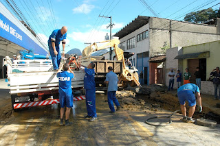 Obra da Cedae desvia trânsito na Rua Tenente Luiz Meirelles