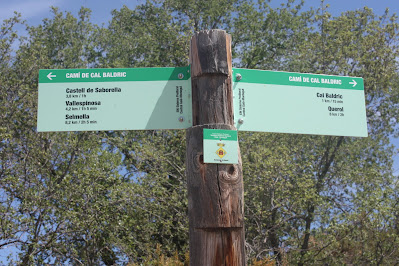 CASTELLS DEL GAIÀ SANTA PERPÈTUA DE GAIÀ-VALLESPINOSA-CASTELL DE SABURELLA-QUEROL, rètol informatiu passada la tanca metàl·lica al camí de Cal Baldrid