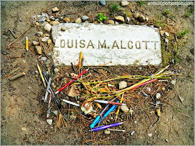 Cementerio de Sleepy Hollow en Concord: Tumba de Louisa May Alcott