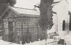 O ναός μετά την ανακαίνισή του το 1928· διακρίνονται ο ξύλινος νάρθηκας και το αρχικό κτίσμα, με το νεοανοιγμένο παράθυρο και τα διακοσμητικά σχέδια στα επιχρίσματα (από τον Οδηγό της Κοινότητος Αμαρουσίου, του ίδιου έτους)