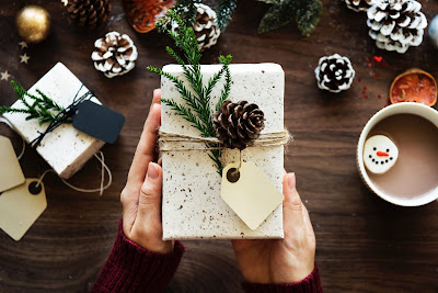 homemade christmas gift with pinecones decoration