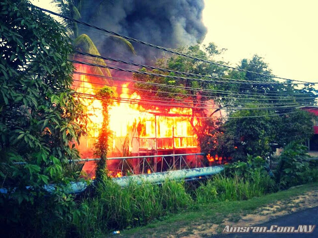 rumah terbakar