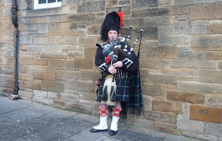 Falda escocesa (Kilt) y gaita, típico de Escocia.