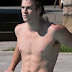 Liam Hemsworth: Sin Camisa en piscina para "Paranoia"