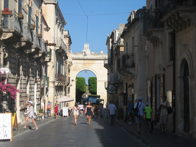 Corso de Vittorio Enmmanuelle con la Puerta Fernandina al fondo