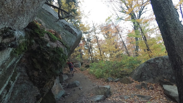 Abri du Rocher sur le sentier Les Escarpements