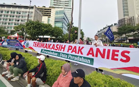 Banner 'Terima Kasih Pak Anies' Membentang di Bundaran HI