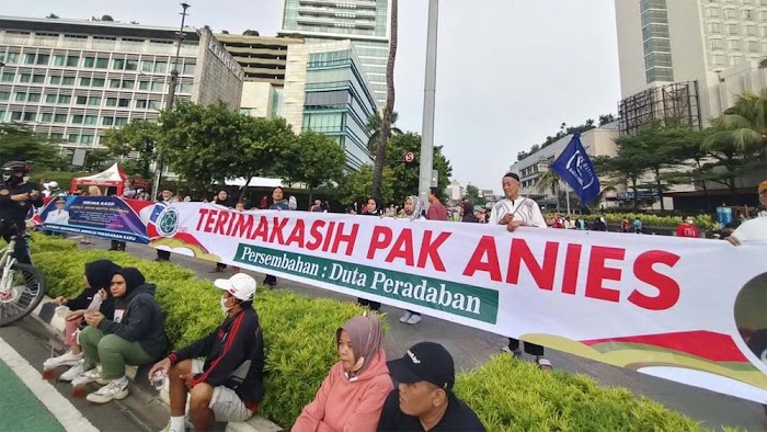 Banner 'Terima Kasih Pak Anies' Membentang di Bundaran HI