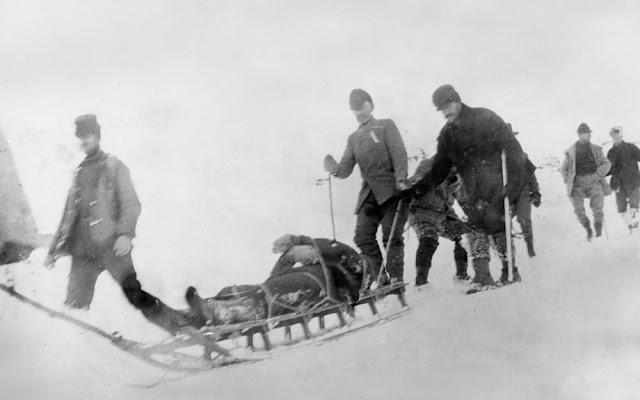 Buscadores de oro en el paso montañoso de Chilkoot durante la fiebre de oro de Klondike