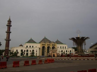 masjid agung palembang dan tugu 0 km palembang