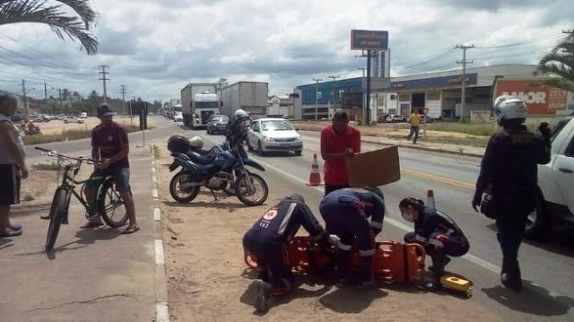 Mulher é socorrida para o hospital após se jogar de viaduto em Feira de Santana