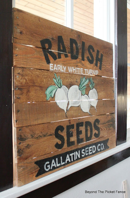 use pallet wood to make a vintage style sign