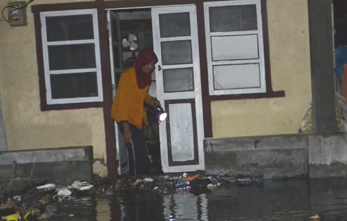 Ombak Air Laut Pasang Ancam Pemukiman Warga, Pesisir Barat Kepulauan Selayar