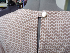 Simplicity 8981 Taupe/White Herringbone Print Poly Dress www.sewplus.blogspot.com