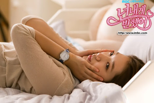 Foto cute Park Shin Hye Pemain Drama Korea Heartstrings di Tempat Tidur dalam Drama Heartstrings 