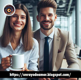 Hombre y mujer sonrientes tomando café y mirando a la camara