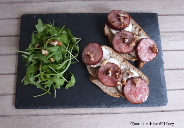 Bruschettas au fromage de chèvre, saucisse de Morteau et noix