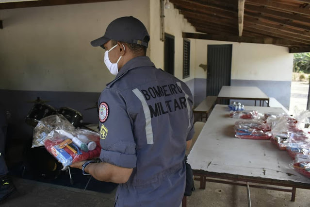 Bombeiros levam kits de higiene pessoal a homens assistidos por projeto de recuperação em Riachão das Neves*