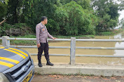 Personel Polsek Rawamerta Pantau Ketinggian Air Sungai Cilamaran