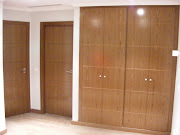 En esta habitación, había dos armarios y dos puertas de paso en la misma .