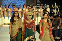 Sonal Chauhan Sizzling walks for Deepti Amisha at IIJW 2012, INDIA INTERNATIONAL JEWELLERY SHOW 2012, green salwar kameez, heavy ancient jewellery, looking sexy hot indian bridal