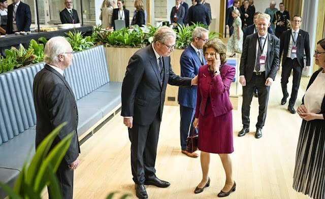 King Carl ustaf and Queen Silvia visited the Discovery Centre in Cambridge. Queen Silvia wore a burgundy wine-red jacket and skirt