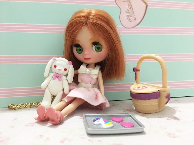 Boneca Petite Blythe fazendo um piquenique