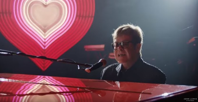 Elton John ใน The Boy and The Piano โฆษณาเทศกาลคริสต์มาส   