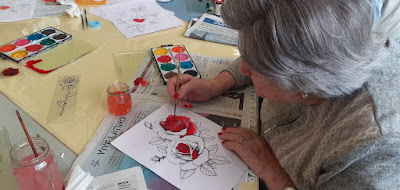 Usuaris al taller de manualitats d'Aviparc centre de dia