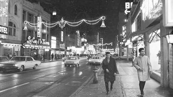 Labels PHOTO TORONTO YONGE STREET NIGHT CHRISTMAS DECORATIONS AS I