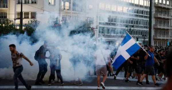 Σύνταγμα: 47 (!) προσαγωγές ατόμων που διαδήλωναν κατά του υποχρεωτικού εμβολιασμού - Ανάμεσα τους μητέρες με παιδιά