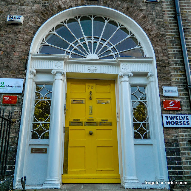 Porta colorida de uma casa georgiana em Dublin, Irlanda