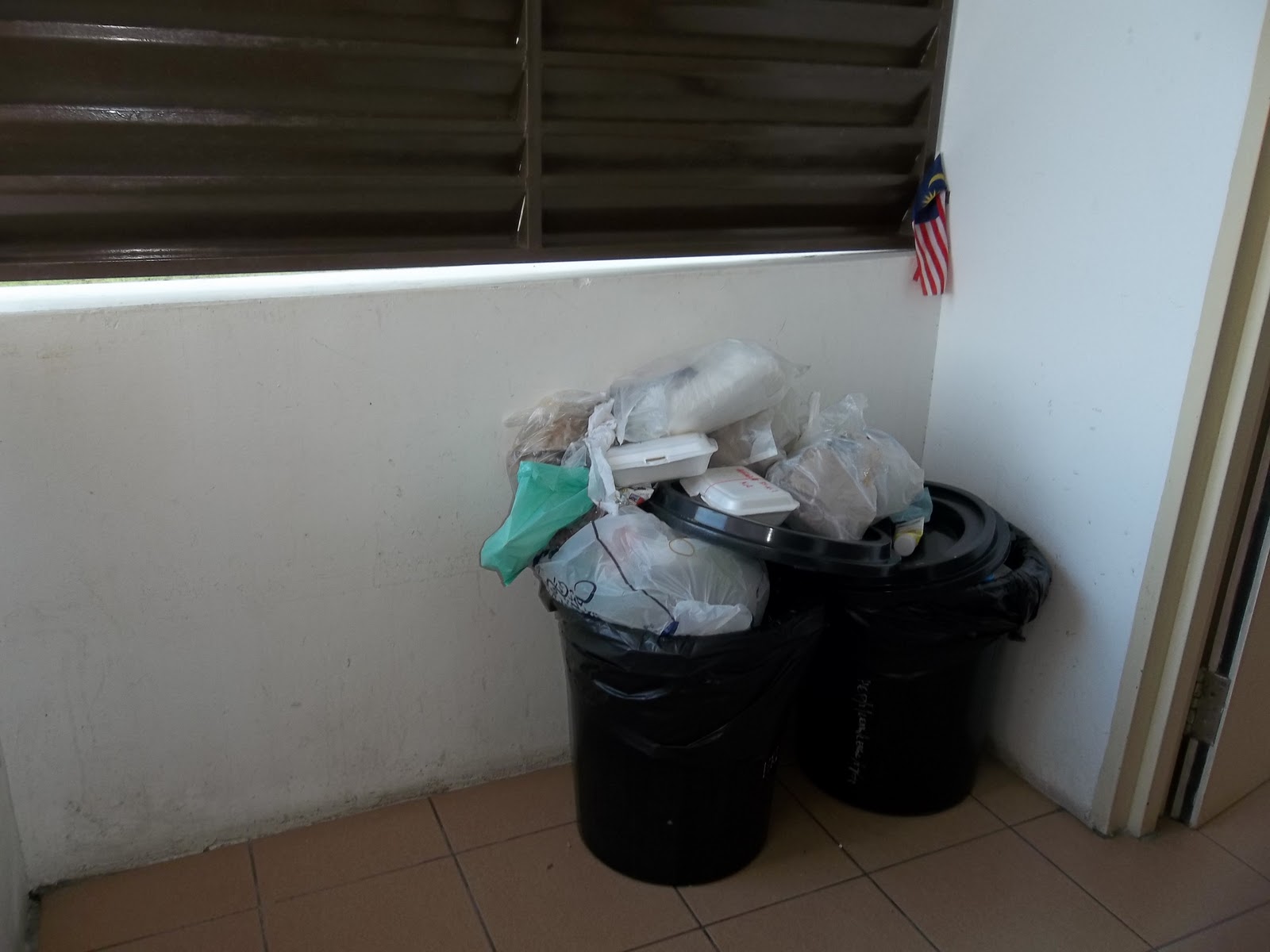 A Better Future Tempat sampah  di dalam Tong  Sampah  