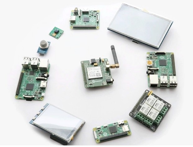 Open Source “PiTalk” Turns Your Raspberry Pi Minicomputer Into A Modular Smartphone