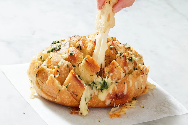 Cheesy Pull-Apart Garlic Bread: Irresistible Melty Goodness in Every Bite