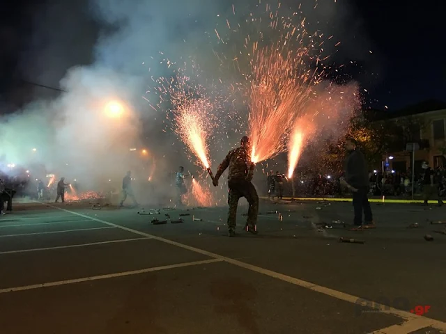 Το εντυπωσιακό έθιμο του σαϊτοπόλεμου αναβίωσε στην Καλαμάτα (βίντεο)