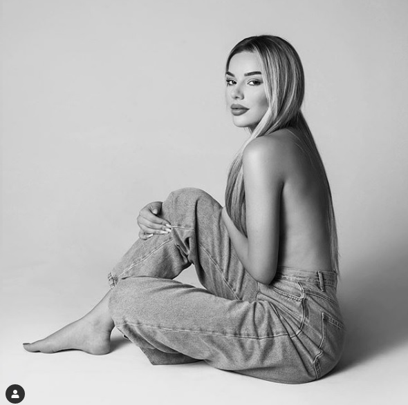 Tayna posa con immagini quasi "in topless", ispirata a Dua Lipa