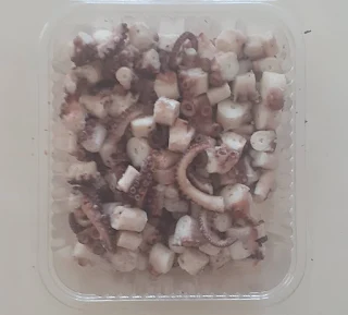 "Pulpo cortado en pedazos listo para cocinar"