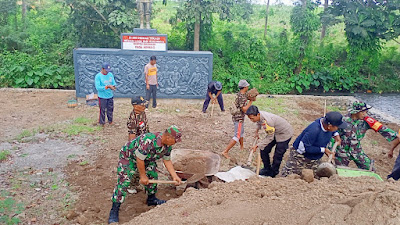 Menjelang Peringatan HUT RI Ke-78, Ketua FKAUB Desa Tegaldlimo, Mempunyai Ide Laksanakan Kerja Bakti di Monumen Pahlawan Koptu Ruswadi