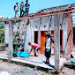 Babinsa Desa Nusa Jaya Bantu Kerjakan Pembangunan Rumah Warga