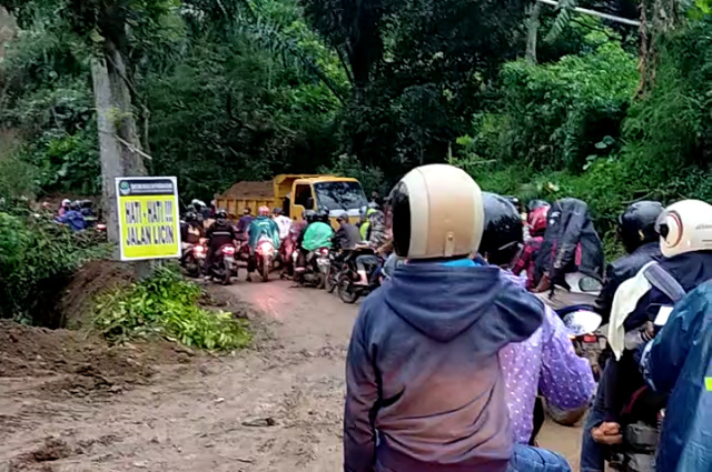  Tebing Setinggi 30 Meter Ambrol, Akses Jalan Cianjur - Sukanagara Terganggu