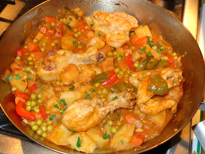 PORCIONES: 2     INGREDIENTES  2 piernas de pollo, con o sin piel, cortadas por la mitad en la cojuntura  2 cucharadas de aceite  ¾ taza de cebolla cortadas en cuadros (1mediana)  2 dientes de ajos picados  ½ taza de pimientos rojos, cortados en cuadros  ½ taza de pimientos verdes, cortados en cuadros  ½ taza de zanahoria, cortada en cubos  1 y ¼ tazas de caldo de pollo  2/3 tazas de salsa de tomate  3/4 tazas de arvejas verdes cocinadas  2 cucharadas de salsa soja  1 cucharada de salsa de pescado Tailandés  ½ cucharadita de sal o a su gusto      METODO  Secar el pollo con papel toalla, dorar el pollo en un sartén con el aceite caliente y guardar.    En la misma sartén sin limpiar dorar un poco la cebolla con el ajo.    Añadir y sofreír los vegetales.    Verter el caldo de pollo y desglasar la sartén.  Adicionar la salsa de tomate, salsa soja, salsa de pescado, sal a su gusto y el pollo.  Hervir el líquido, bajar el fuego y cocinar lentamente por unos 15 minutos. Dar vuelta el pollo y cocinar por 10 minutos más.    Agregar las arvejas cocidas, calentar.  TRUTROS DE POLLO AFRITADA (Filipino)  Este es un pollo averjado estilo filipino. Puede servir tal como está, con arroz basmati que es un arroz muy fragante o con arroz blanco.