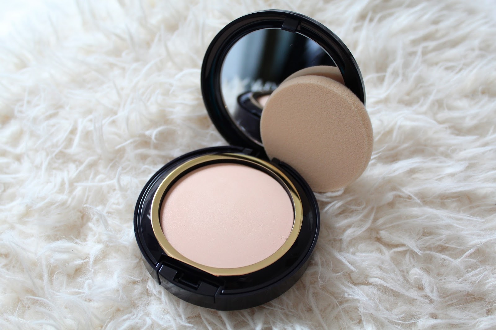 Makeup invisible estee lauder powder