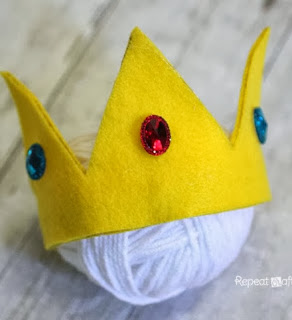 http://translate.googleusercontent.com/translate_c?depth=1&hl=es&rurl=translate.google.es&sl=en&tl=es&u=http://www.repeatcrafterme.com/2013/10/no-sew-felt-princess-peach-crown.html&usg=ALkJrhgu0Bz3S1lbAn2KGy88Lt9U9gWnyA