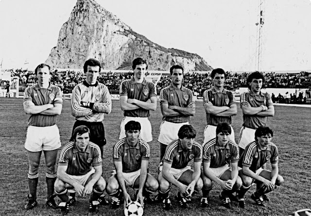 SELECCIÓN DE YUGOSLAVIA. Temporada 1983-84. Zajec, Zoran Simović, Katanec, Nenad Stojković, Faruk Hadžibegić y Baždarević. Šestic, Zlatko Vujović, Safet Sušić, Dragan Stojković y Halilović. SELECCIÓN DE ESPAÑA 0 SELECCIÓN DE YUGOSLAVIA 1 Jueves 07/06/1984, 21:00 horas. La Línea de la Concepción, Cádiz, España, estadio José Antonio Primo de Rivera: 20.000 espectadores. GOLES: 0-1: 1’, Safet Susic