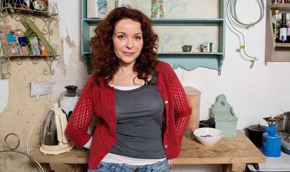 Julia Sawalha Profile pictures, Dp Images, Display pics collection for whatsapp, Facebook, Instagram, Pinterest.