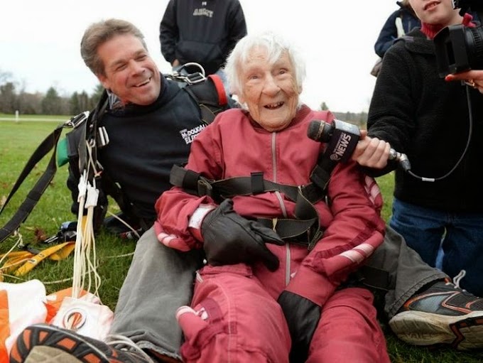 Anciana celebra su 100 cumpleaños saltando en paracaidas