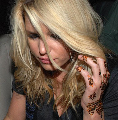 Jessica Simpson Show Her Beauty Hand And Henna Tattoo